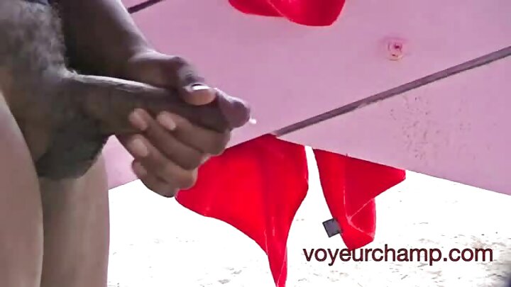 এক সৎ বোন তার জন্মদিনে ভাইয়ের লিঙ্গকে নিজের যোনিতে প্রবেশ করতে দেয়।
