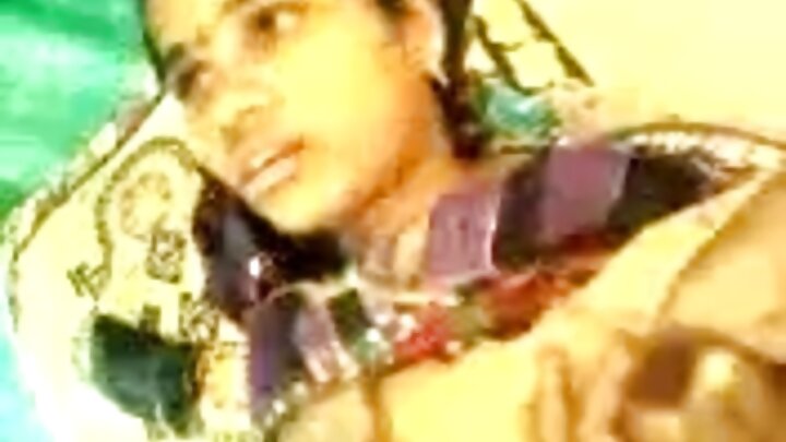 একজন জাপানি কাঠুরে একটি কাস্টিং-এ ৪৩ বছর বয়সী এক মহিলার লোমশ ট্রাফিক পুলিশকে দেখছে।
