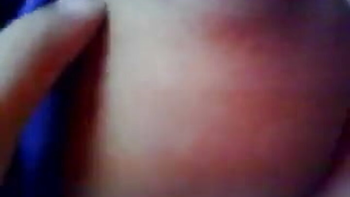 একজন কাঠুরে দুই তরুণী কলেজ ছাত্রীকে চোদে, তার লিঙ্গ দিয়ে তাদের আঁটসাঁট পাছা এবং কামানো যোনি প্রসারিত করে।