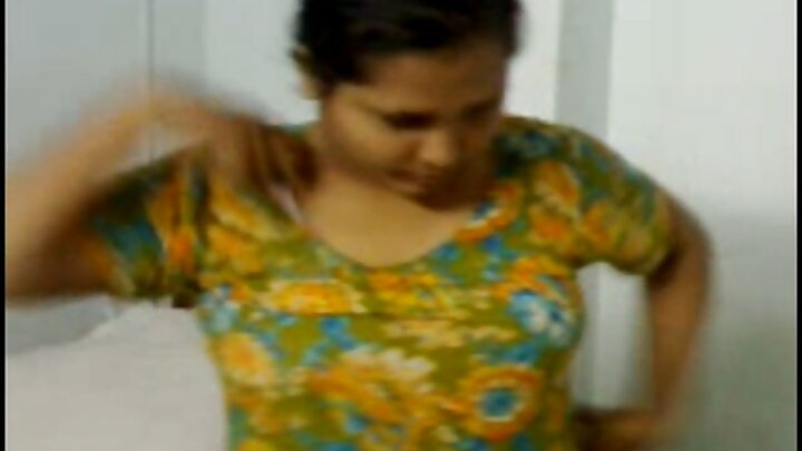 এক আরব মেয়ে গাড়িতে চড়েছিল এবং যৌনমিলনের পর তার চশমার উপর বীর্যপাত হয়ে গেল।