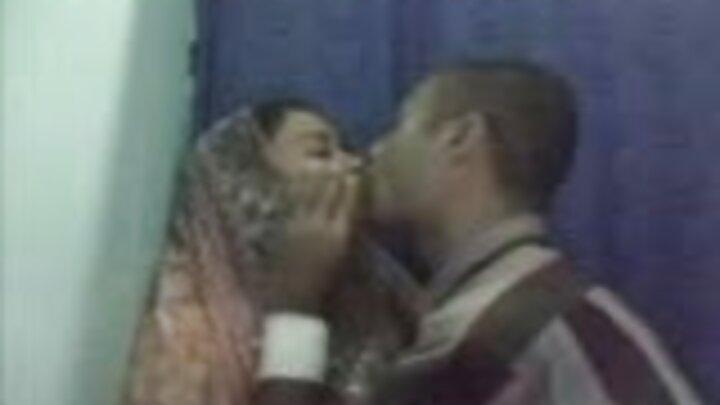 একজন কৃষ্ণাঙ্গ পুরুষ তার বিশাল লিঙ্গটি একটি ছোট যোনিতে সর্বশক্তি দিয়ে সজোরে ঢুকিয়ে দিল এবং তার যোনিতে বীর্যপাত করল।