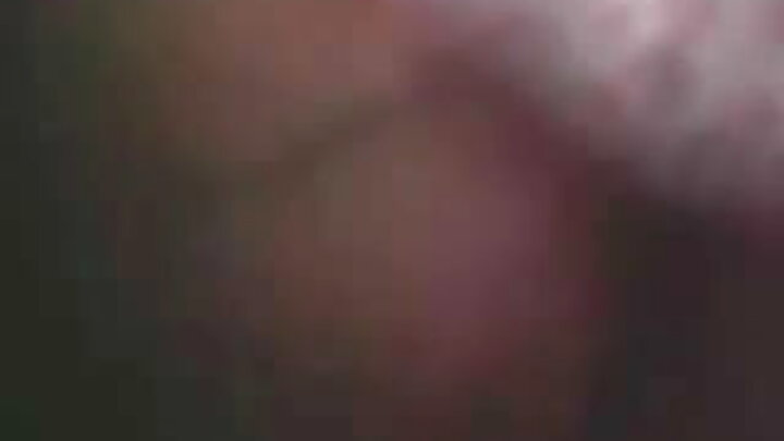 সাশা হাঁটু গেড়ে বসে তার অণ্ডকোষ চাটল, তার লিঙ্গ চুষল এবং বীর্য গিলে ফেলল।