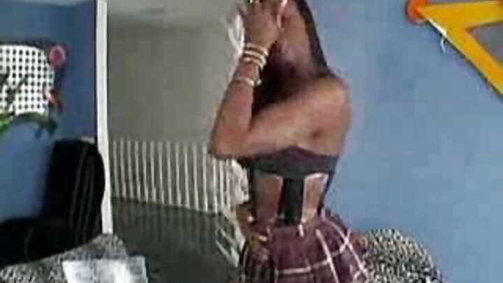এক নির্বোধ ভাই রান্নাঘরে তার বোনকে পাছায় চোদে।