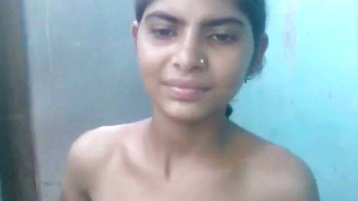 এক খামারের ছেলে সান্ধ্য পোশাকে থাকা এক পরিণত শ্যামাঙ্গী মহিলার সাথে সঙ্গমের পর তার মুখে বীর্যপাত করল।