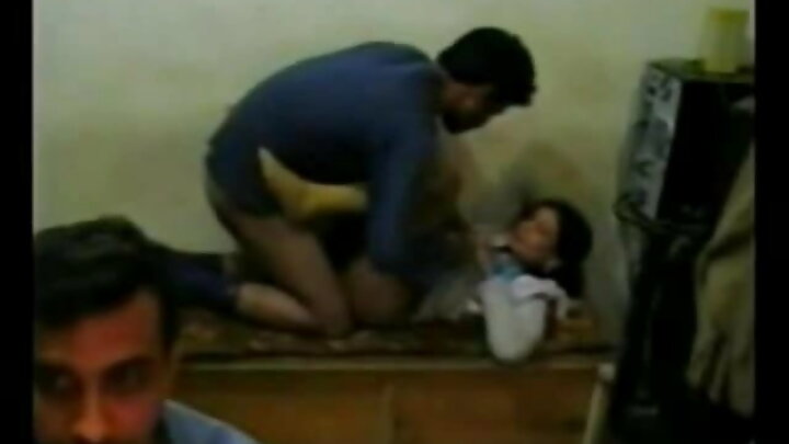 বড় স্তনের মিস রায়ান কিলি একটি ওয়াশিং মেশিন এবং তার আরব বান্ধবীর সাথে যৌনমিলন করেন।