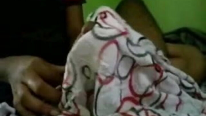 একজন রুশ সচিব প্যান্টি ছাড়া কাজে এসেছিলেন এবং তাকে বিদ্ধ করা হয়েছিল।