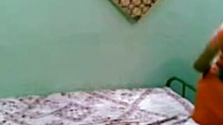 গভীরভাবে মুখমৈথুন করার সময়, কামার্ত শ্যামাঙ্গী মেয়েটি ছেলেটির বিশাল লিঙ্গটি অণ্ডকোষ পর্যন্ত গিলে ফেলে।