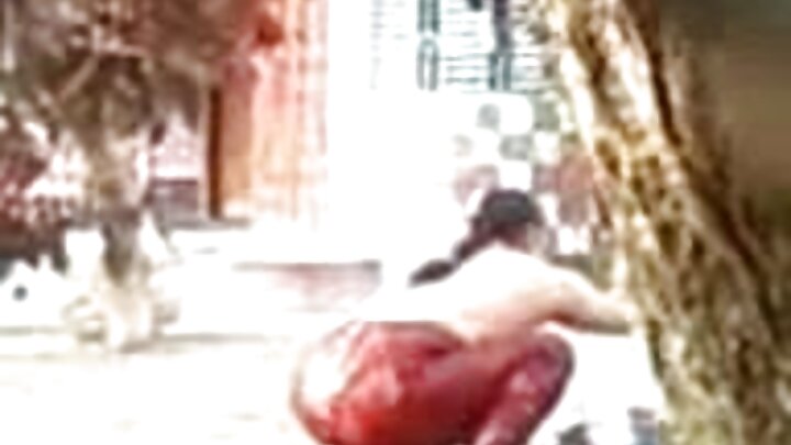 একজন পুরুষ গোপনে একজন এশীয় যৌনকর্মীর দ্বারা মুখমৈথুন গ্রহণ করার দৃশ্য ধারণ করে।