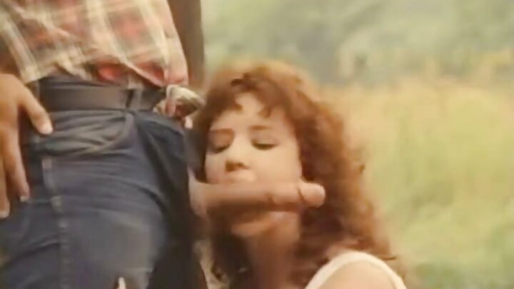 বড় নিতম্বের একটি মেয়ে প্যান্টি ছাড়া একটি সাদা সোফায় এক ছেলের সাথে সুন্দরভাবে যৌনমিলন করে।
