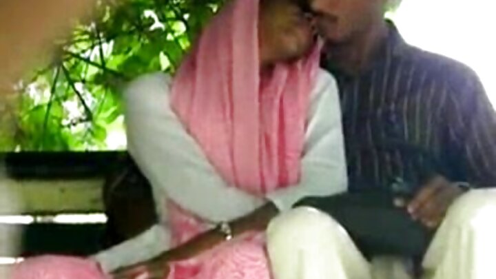 উত্তেজিত দুই লেসবিয়ান ৬৯ পজিশনে মুখমৈথুন উপভোগ করে