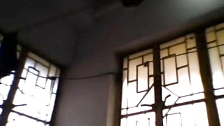 একজন সুঠামদেহী শ্যামাঙ্গী তার উত্তেজনায় খাড়া হয়ে থাকা স্তনবৃন্ত দেখিয়ে যৌনমিলনের জন্য পা দুটি ফাঁক করে।