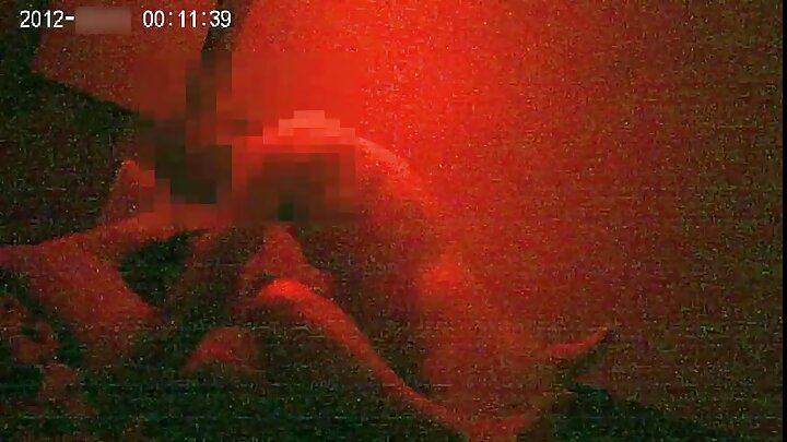 ব্রা ও মাস্ক পরা এক শ্যামাঙ্গী ওয়েবক্যামের সামনে একটি পুরুষাঙ্গ চোষে এবং কাউগার্ল ভঙ্গিতে এক বান্ধবীর সাথে যৌনমিলন করে।