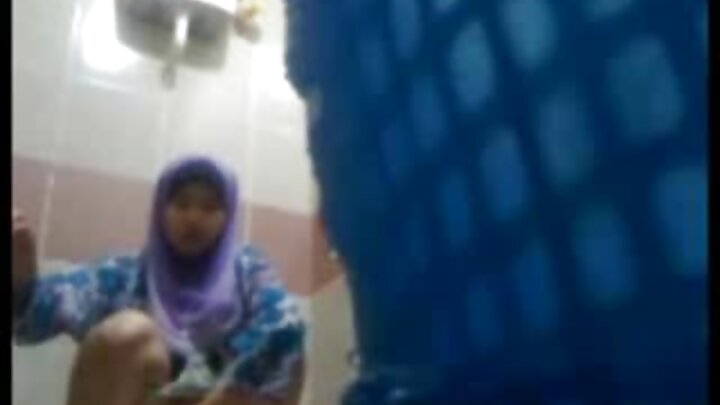 মাছের মতো ঠোঁটওয়ালা জেসা রোডস তার স্তন দিয়ে একজন আফ্রিকান-আমেরিকানের লিঙ্গকে চোদে, গভীরভাবে চোষে, এবং অতৃপ্তভাবে যৌনমিলন করে।