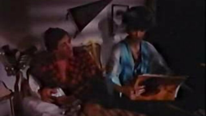 এখানে আমাদের একটি রান্নাঘর, একটি বসার ঘর, একটি শোবার ঘর আছে, এবং আমার যোনি তোমার ইচ্ছামত ব্যবহারের জন্য প্রস্তুত।