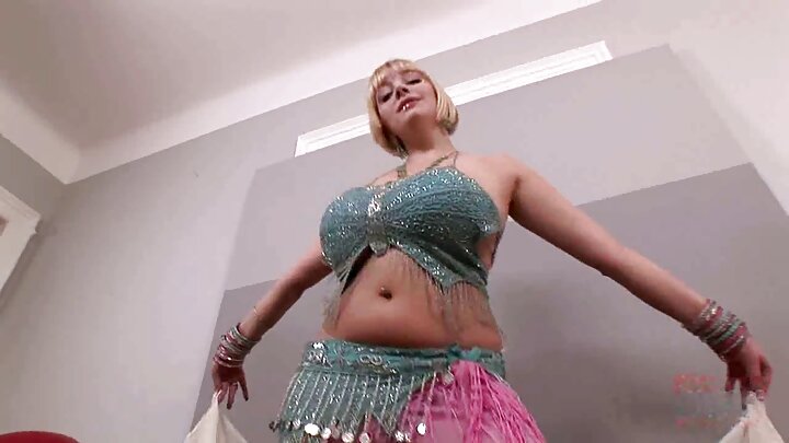 ওহ, একজন মাতাল লোক কী ভীষণভাবে চায়! ঐদিকে একটা ছেলে বার্গার খাচ্ছে, আমি ওকে তুলে আনব।
