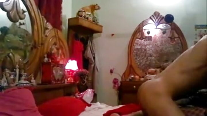 একজন মিশ্রবর্ণের পুরুষের লিঙ্গ ও জিভ এক শ্বেতাঙ্গী সুন্দরীর পায়ুপথে প্রবেশ করে।