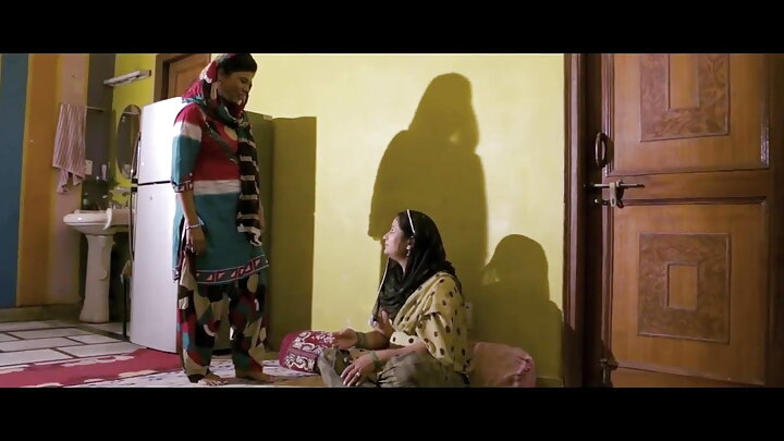 একজন ট্যাটু করা ল্যাটিনা একজন পেশীবহুল পিৎজা ডেলিভারি ম্যানের আকর্ষণ এড়াতে পারেনি এবং তার শরীরের প্রতিটি ছিদ্রে সঙ্গম করেছে