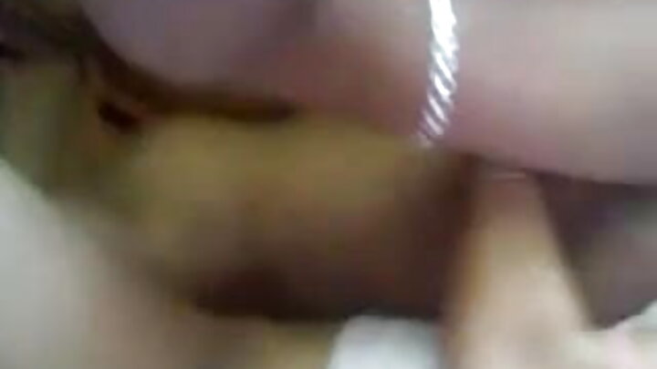 এক গোঙানো মেয়ের ক্লিট চাটলাম।