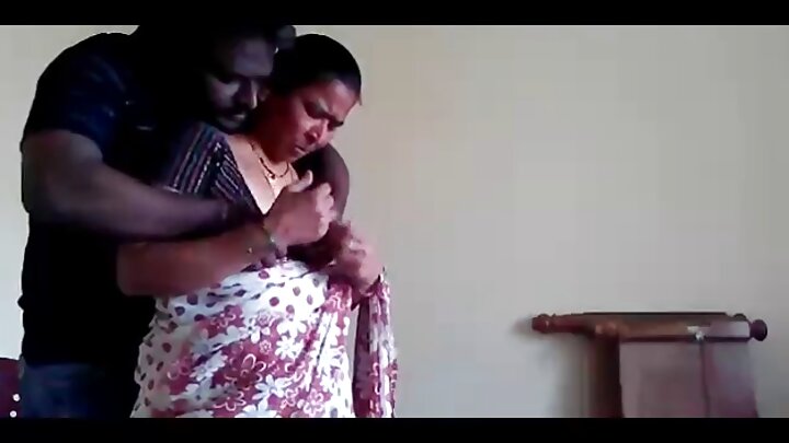 বিশ্ববিদ্যালয়ে একজন মেধাবী ছাত্রী, বাড়িতে এক চেঁচামেচি করা বদমেজাজি।