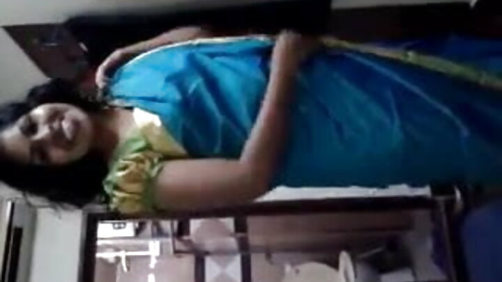 লেঙ্কা, রান্নাঘরে একটা নগ্ন ছেলে আছে, চলো ওকে চোদি! দাঁড়াও, আনিয়া, ওদিকে আরেকটা হামাগুড়ি দিয়ে আসছে।