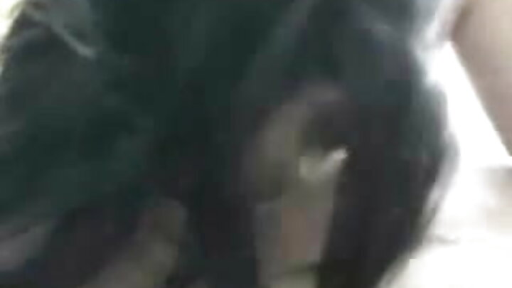 এক ১৯ বছর বয়সী ইয়াঙ্কা চিয়ারলিডারের পাছা দলের প্রধান কৃষ্ণাঙ্গ ছেলেটির সাথে মিলিত হয়।