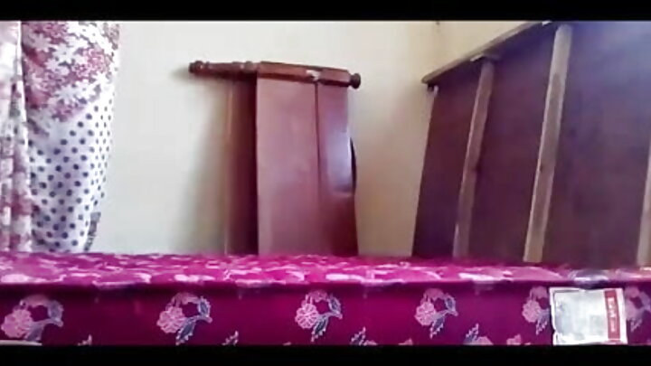 এক লালচুলো মা তার ছেলের বন্ধুদের কাছে নিজেকে বিলিয়ে দিলেন