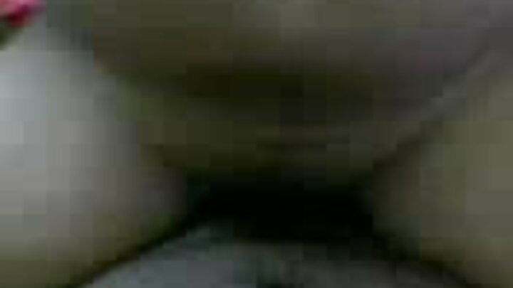 এক ছোট বেশ্যা বয়স্ক পুরুষদের ভালোবাসে।