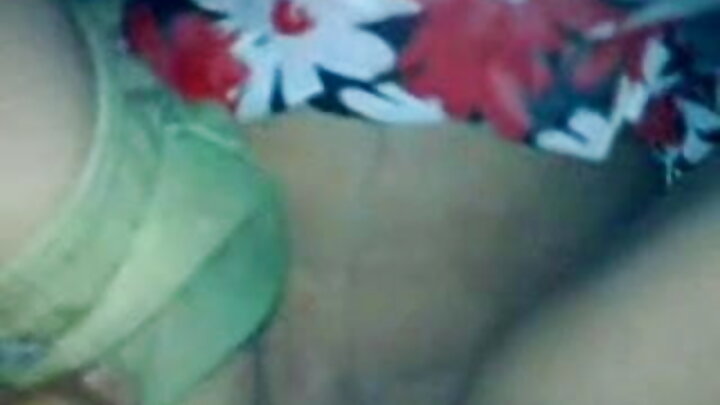 এক আবেদনময়ী পরিচারিকা ভালো বকশিশের জন্য তার বসের সাথে পায়ুসঙ্গম করে।