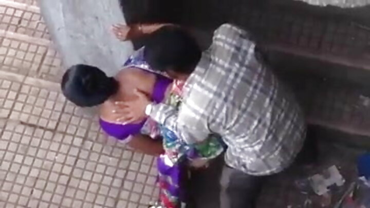 কাতিউখা রান্নাঘরে তার প্রেমিকের পাছায় জ্যাম মাখিয়ে দেয়, তার মলদ্বার চাটে এবং তাকে নমনীয়ভাবে চোদে।