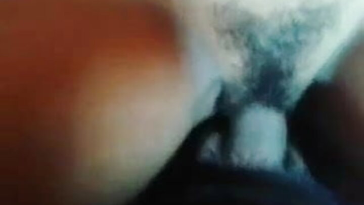 বিশাল পাছাওয়ালা এক লাজুক মহিলা একটি পাবের এক প্রযোজকের সাথে যৌনসঙ্গম করে