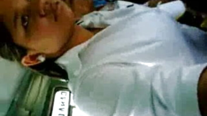 চকোলেট খরগোশেরা বাড়িতে এক প্যান্টিবিহীন লাতিনা তরুণীকে খুঁজে পায় এবং আফ্রিকান পাইন বাদাম দিয়ে মেয়েটির পায়ুপথে যৌনক্রিয়া করে।