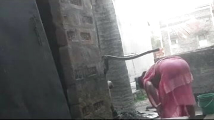 কোঁকড়া চুলের লিভ রিভ্যাম্পড আনন্দের সাথে তার প্রেমিকের লম্বা লিঙ্গটি তার পাছায় গ্রহণ করে