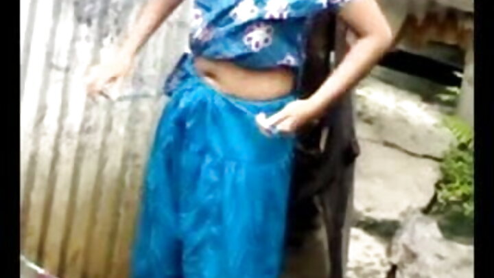 বাট প্লাগ পরা এক রুশ সৎমা একটি মোটা শিশ্ন দেখে উত্তেজিত হয়ে ওঠেন।
