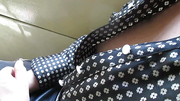 একটা কালো ঘোড়া আর আমার বউ, একটা সাদা ঘোড়া।