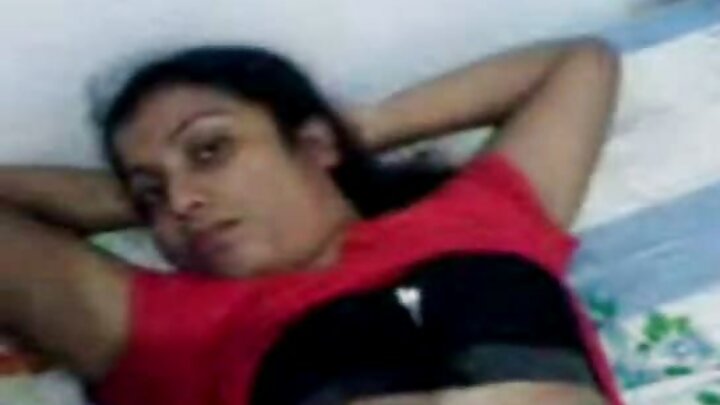 এক সুডৌল স্তনের শ্যামাঙ্গী তার বন্ধুকে একটি ভাইব্রেটরের সাহায্যে হস্তমৈথুন করতে করতে চরম পুলক লাভ করে, এবং সে তার বন্ধুকে অন্য এক পুরুষের লিঙ্গের উপর চড়তে দেখে।